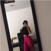 Profesora de aeróbicos ofrece clases a estudiantes que sus objetivos sean mejorar su estilo de vida